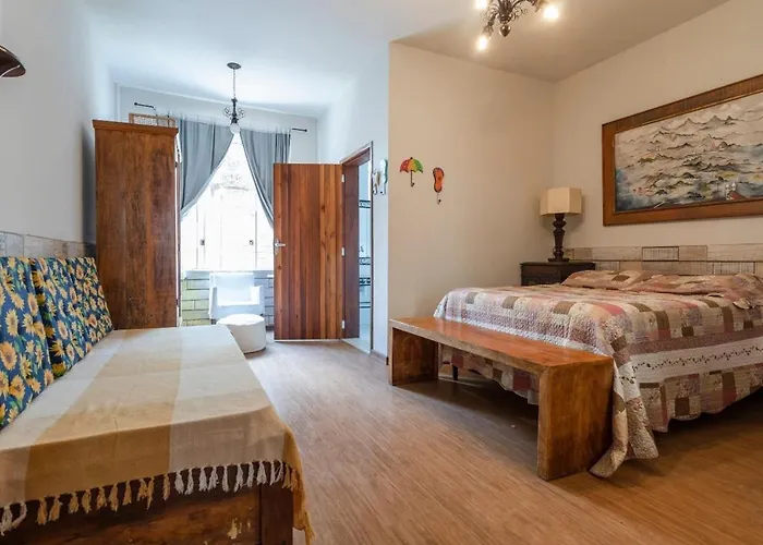 Casarao Espacoso A 800M Do Centro, Pet Friendly, 8 Pessoas, Garagem Para 3 Carros